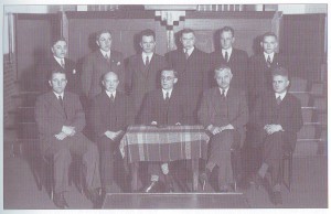 De gereformeerde kerkenraad in 1938. Staande v.l.n.r.: P. Postmus, R. Kooistra, S.R. Gjaltema,R. Jager, A. Deknatel, H. Westerhof. Zittend v.l.n.r.: L. de Wit, A. Koenes, ds. S. van Wouwe, D. de Vries, F. Eringa.