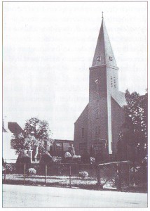 De kerk in de jaren 1940-1947, met de aangebrachte uitkijkraampjes in de torenspits. 