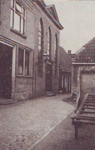 De voorgevel van de oude Christelijke Gereformeerde kerk in de 'Stoeldraaijerstraat'