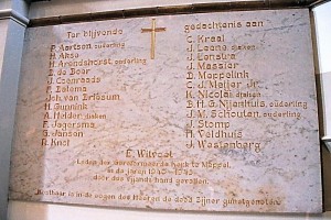 Het gedenkteken voor de gevallenen 1940-1945 in de gereformeerde kerk (foto Jelle Visser, Reliwiki).