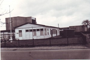 De noodkerk (die in 1955 geplaatst werd) met op de achtergrond de nieuwe Open Hofkerk. De foto werd gemaakt in 1967.