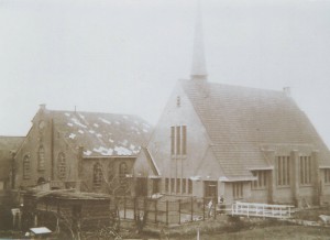De beide kerken stonden gedurende korte tijd naast elkaar... Links een stukje van het dak van de christelijke school, waar de eerste diensten gehouden werden (foto: via G. Kuiper, Appingedam).