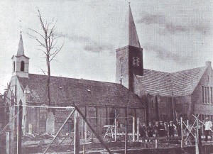 De oude en de nieuwe gereformeerde kerk samen op de foto. 