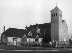 De tweede noodkerk uit 1918 samen met de Bethelkerk uit 1955