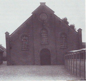 Het oude kerkgebouw dat langzamerhand verzakte (foto: '100 jaar Gereformeerde Kerk Nieuw-Lekkerland').