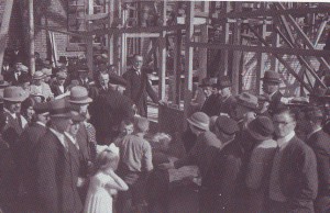De eerste steen voor de nieuwe kerk werd in september 1935 gelegd (foto: '100 jaar Gereformeerde Kerk Nieuw-Lekkerland').