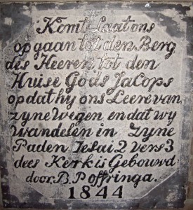 De eerste (gevel-) steen die in 1844 ter gelegenheid van de in gebruikneming van de Noorderkerk in de muur werd aangebracht.