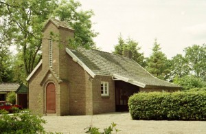 Het evangelisatiegebouwje te Drijber, naast de gereformeerde kerk (foto Reliwiki, J. Sonnevelt) 