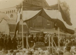 De eerste steenlegging voor de Zuiderkerk (op de achtergrond de oude gereformeerde Kerk 'Kostverloren') in 1913.