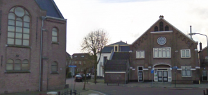 Links de Zuiderkerk en daartegenover de oude gereformeerde kerk 'Kostverloren'.