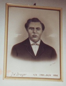 Ds. J.W. Draijer (1851-1894). Ds. Draijer was niet tot 1892, maar tot 1893 aan de Gereformeerde Kerk van Suawoude verbonden. Daarna werd hij met zijn gemeente Christelijk Gereformeerd (20 juli 1893).