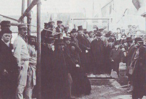 De eerste steenlegging van de Nieuwe Middelkerk in 1899.