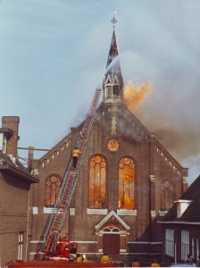 De gereformeerde kerk van Nijkerk brandde in 1975 tot de grond toe af (foto via de heer G. Kuiper te Appingedam).
