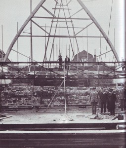 De bouw van de Turfmarktkerk (1931).