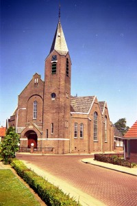 De Hoeksteen in Hallum, voormalig gereformeerde, nu PKN-kerk samen met de Sint Maartenkerk.  