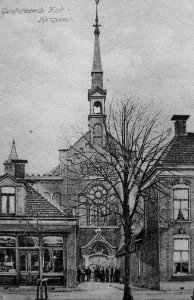 Een oude opname van de Hoofdstraatkerk, nog deels schuil gaande achter bebouwing.