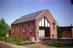 De gereformeerde kerk te Meeden, die in 1975 een nieuwe voorgevel kreeg.