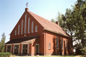 De pas gesloten gereformeerde kerk te Niezijl (foto: Reliwiki, Andre van Dijk).