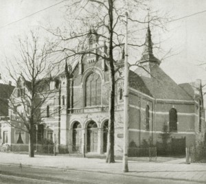 De in 1891 gebouwde en in 1935 gesloopte kerk aan de Slotlaan (ook Oosterkerk genoemd).  