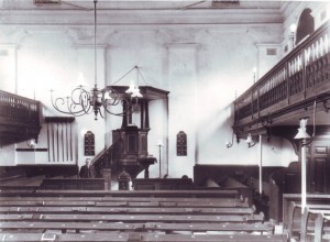 Het interieur van de Ebbingekerk (1853-1921).