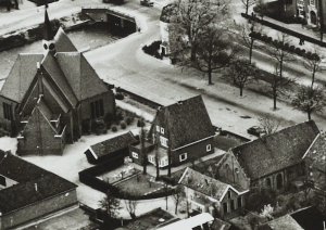 Luchtfoto met de beide gereformeerde kerkgebouwen. De oude kerk is midden rechts op de foto te zien.
