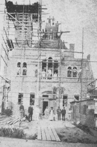 De bouw van de kerk in 1905 (foto: 'Hoe God Zijn kerk bewaart'). 