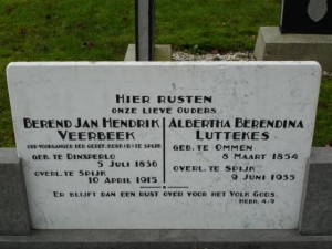 De grafsteen van oefenaar Veerbeek, op de begraafplaats in Spijk.