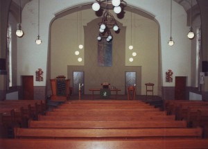 Het interieur van de gereformeerde kerk aan de Dr. Schaepmanstraat (foto via G. Kuiper te Appingedam).