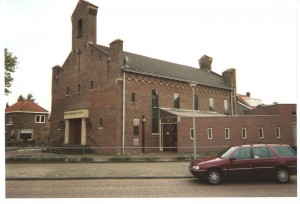 De gereformeerde kerk aan de Dr. Schaepmanstraat in Tiel (foto: Reliwiki).