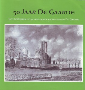 Het boekje over 50 jaar Gemeenschapszin in De Gaarde (de tekening is van Teus Kersbergen).