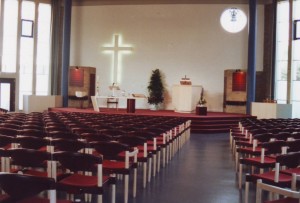 Het interieur van de Stadsparkkerk na de interieurvernieuwing van 1989,