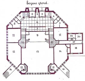 De plattegrond van de Stadsparkkerk: via de ingang (1, 2) kon men met de trap naar beneden, waar de vergaderzalen waren. 15 en 16 zijn de nooduitgangen. 3 is de personenlift naar beneden en naar boven voor invaliden.