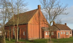 De kort geleden in de verkoop gezette gereformeerde kerk te Niezijl (foto: Reliwiki).