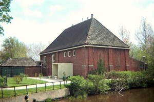 Het kerkje van de Christelijke Afgescheidene Gemeente te Niezijl uit 1851; hier na 1945, toen het in gebruik genomen werd door de vrijgemaakten. 