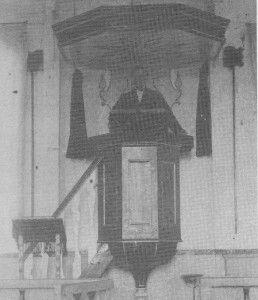 Ds. Sybesma () op de preekstoel in het kerkje aan de Achterwei in Oudega (foto: 'Ter herinnering aam de verbouw').