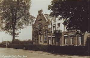 De gereformeerde kerk van 1919 met pastorie te Opeinde.