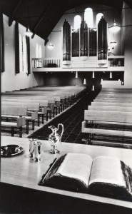 Het interieur van de kerk in Oudekerk in de jaren '60.