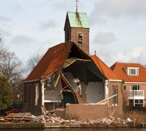 De kerk wordt afgebroken (2013).