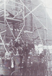 De bouw van de kerk aan het Hoger Einde Zuid (1919-1920). Foto: 'Honderd jaren GK Ouderkerk'. 