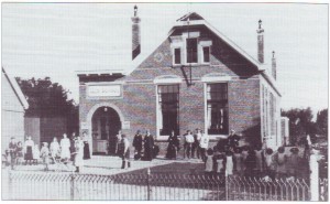 De school die in 1917 in gebruik genomen werd.