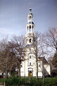 De openbare school te Uithuizermeeden stond oorsrponkelijk 'bij de toren' van de hervormde Mariakerk. 