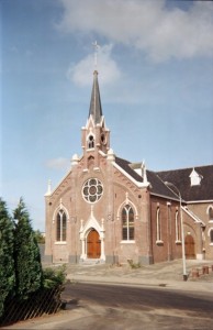 De gereformeerde kerk te Uithuizermeeden, die na de Vrijmaking enige tijd gezamenlijk met de vrijgemaakten gebruikt werd en na het gereedkomen van de nieuwe gereformeerde kerk 'Het Anker' (in 1972) in vrijgemaakte handen kwam (foto: Reliwiki, Andre van Dijk).