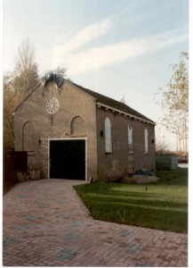 Het gereformeerde kerkje te Gaastmeer, gebouwd achter een woonhuis; dient nu als opslagplaats en het staat nog steeds aan de Munkedyk 12.