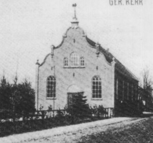 De kerk na de bouw van de nieuwe voorgevel in 1906.