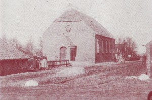 De oude gereformeerde kerk die in 1850 gebouwd werd. Deze foto is echter gemaakt na de verlenging van de kerk in 1886 (vijf boogramen in de zijmuur!)