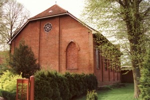 De achterkant van het kerkgebouw dat in 1866 gesticht werd.
