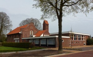 De gereformeerde kerk breidde in de loop van de jaren flink uit (foto: website Geref. Kerk Nieuwe Pekela).