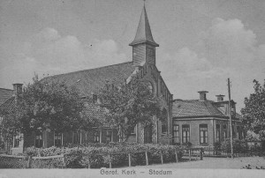 De gereformeerde kerk met oude pastorie (foto via G. Kuiper te Appingedam).