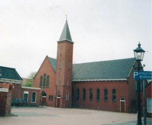 De (sinds 1944 vrijgemaakte) Gereformeerde Kerk te Enumatil, sinds 1848 regelmatig verboiwd en vergroot.