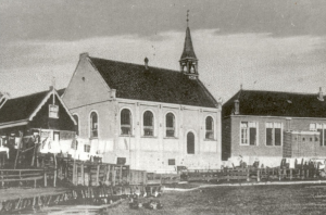 De gereformeerde kerk (1889) en de christelijke school op Marken